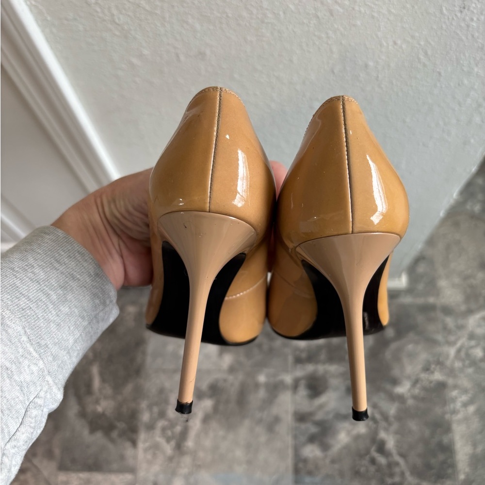 Stuart Weitzman Tan Patent Leather Pointed-Toe Pumps Size 6 M - Picture 7 of 10